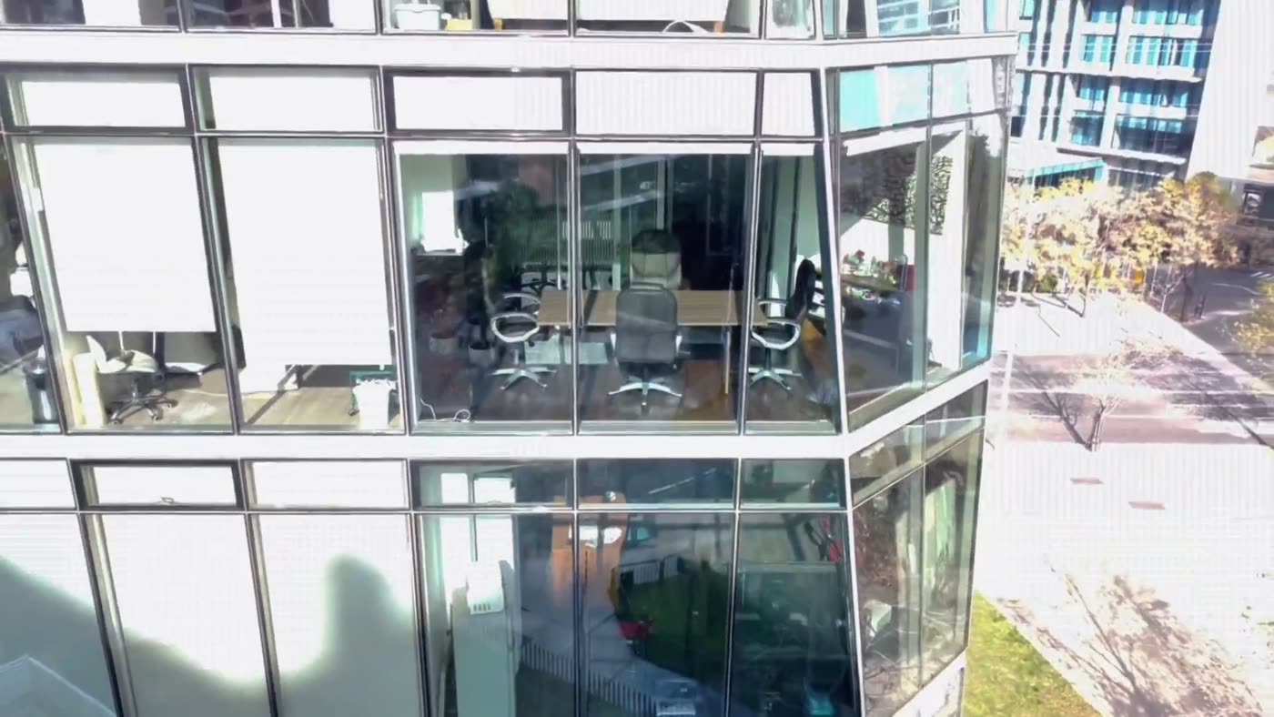 Sala de reuniones vista desde afuera, en un edificio de oficinas de Santiago
